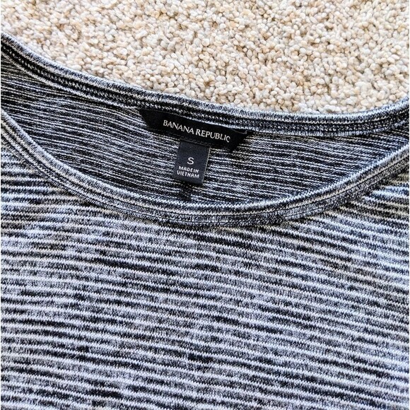 ⭐Gray Striped Banana Republic Short sleeve shirt Small ⭐ - Picture 5 of 9